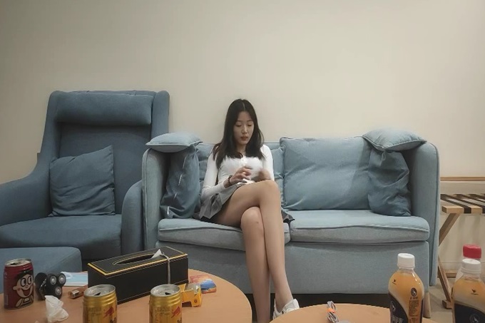 一极品嫩妹，笑起来甜美修长美腿，忍不住舔起大腿，沙发上操骑乘扶细腰后入