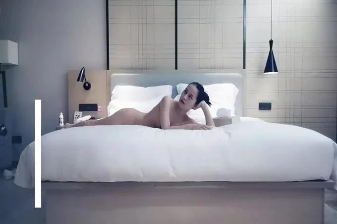 苗条长发妹子TP啪啪，沙发调情互摸跪着口交69舔逼，上位猛操呻吟娇喘诱人