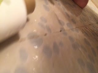 阴毛旺盛的美眉，尿尿后道具抽插小骚逼，小穴可真美哦！