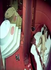 豪华浴缸房激情开房！男女鸳鸯戏水，美女跪舔深喉口交，激烈抽插浪叫连连！