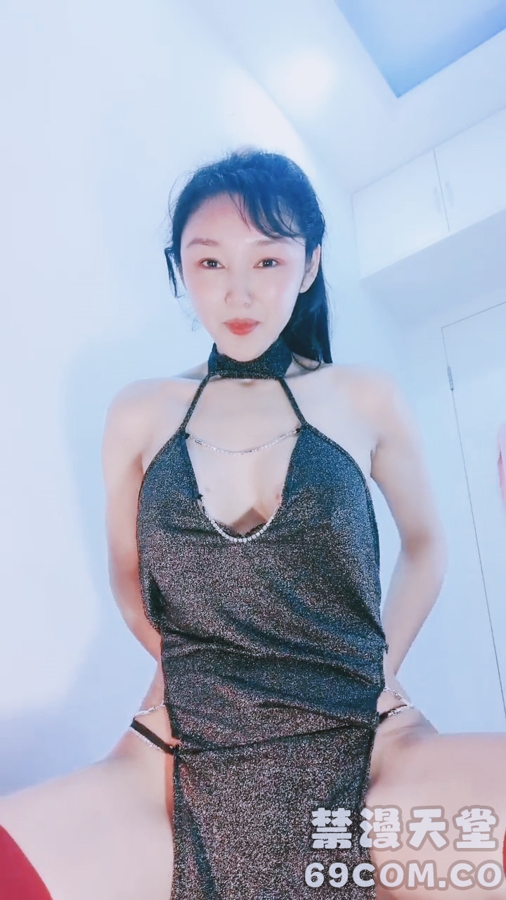 【禁漫直播】一号情人成熟风骚有韵味,轻熟女骚姐姐的诱惑,黑丝吊带裙全程露脸发骚,揉奶玩逼性感诱惑,精彩不要错过