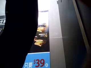 麦当劳店经理在更衣室放摄像头偷窥假期兼职学妹高清真实女孩子赚点钱太难了